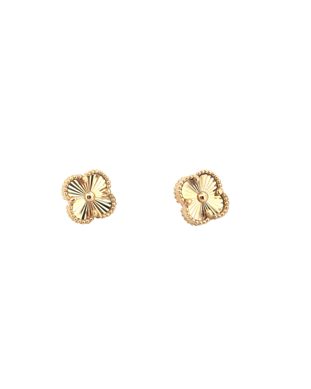 18k Gelbgold-Ohrringe mit Kleeblatt-Motiv, kompakte Form, freigestelltes Produktbild auf hellem Hintergrund

