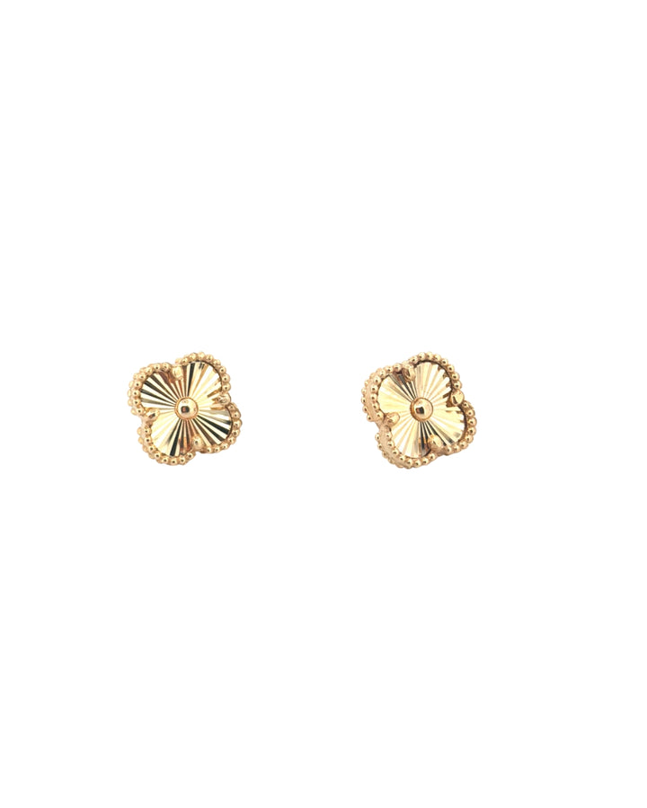 18k Gelbgold-Ohrringe mit Kleeblatt-Motiv, kompakte Form, freigestelltes Produktbild auf hellem Hintergrund
