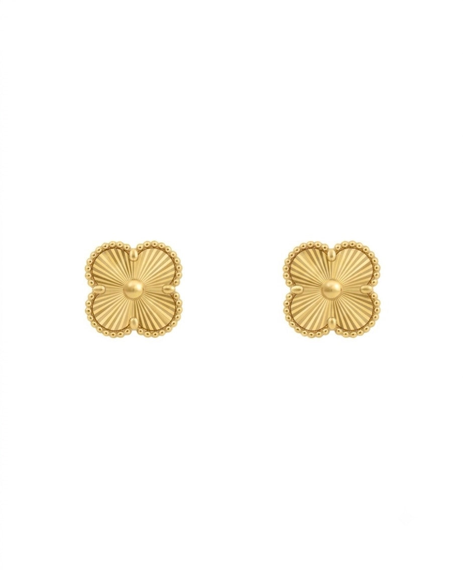 18k Gelbgold-Ohrringe mit Kleeblatt-Motiv, kompakte Form, freigestelltes Produktbild auf hellem Hintergrund