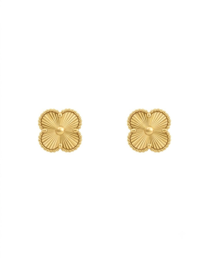 18k Gelbgold-Ohrringe mit Kleeblatt-Motiv, kompakte Form, freigestelltes Produktbild auf hellem Hintergrund