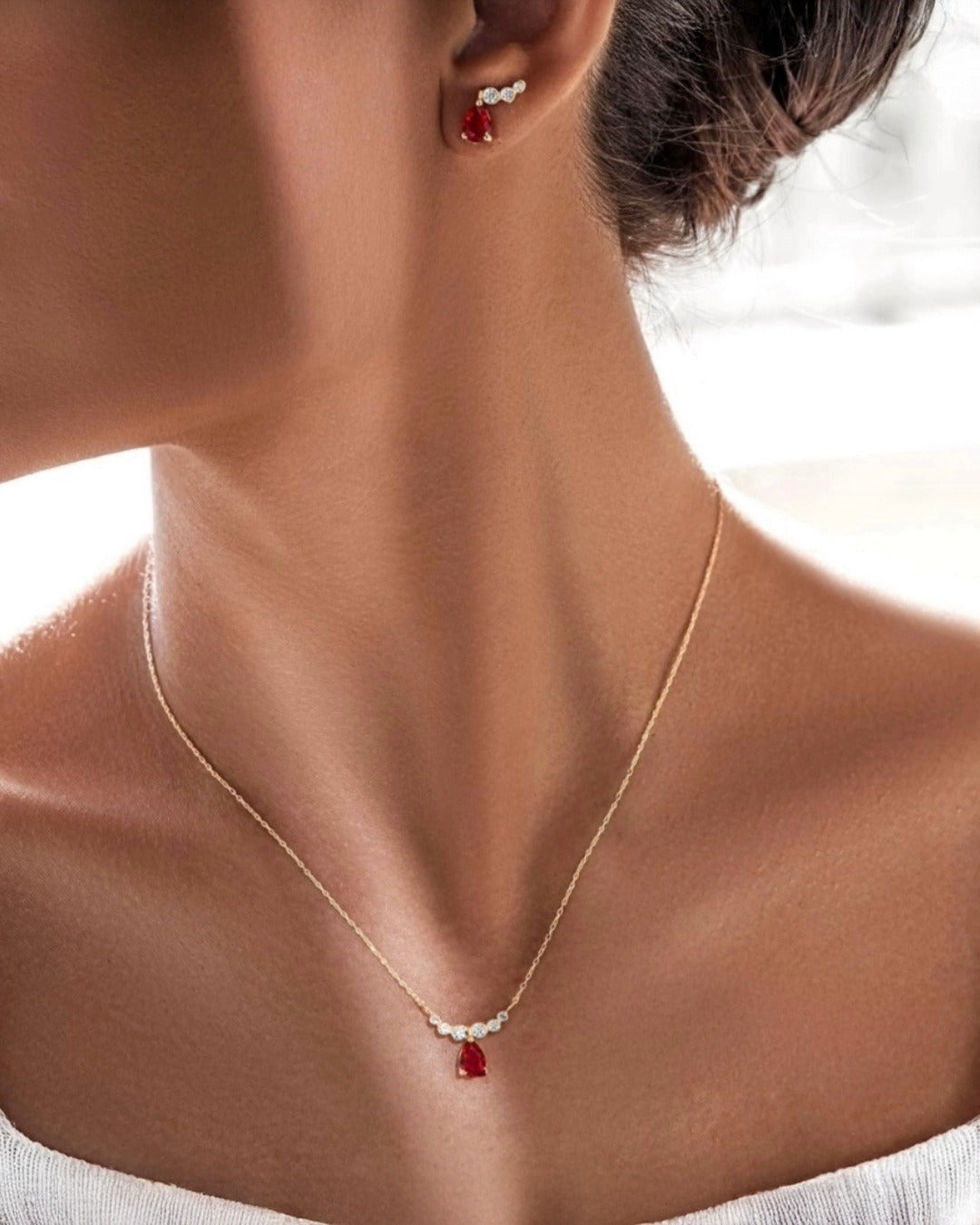 18k Gold Ohrstecker mit roter Zirkonia kombiniert mit passender Halskette