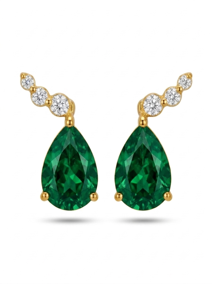 Detailaufnahme von Ohrsteckern aus 18k Gelbgold mit grüner Tropfen-Zirkonia