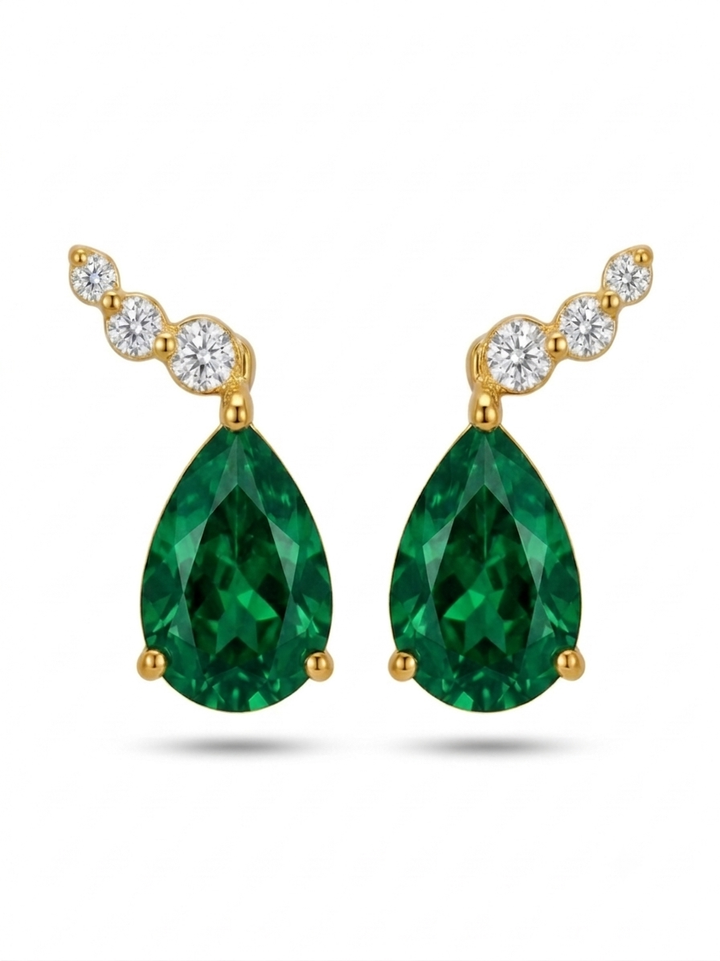 Detailaufnahme von Ohrsteckern aus 18k Gelbgold mit grüner Tropfen-Zirkonia