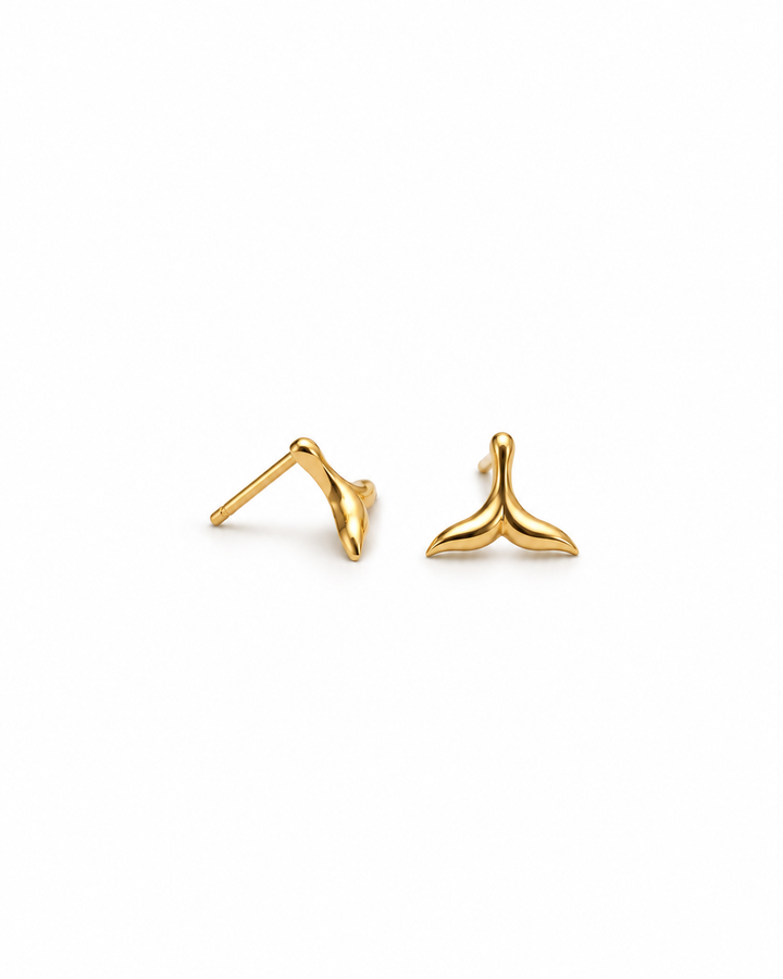 Baal-e Darya Ohrstecker aus 18k Gelbgold in Walflossenform, Vorder- und Seitenansicht auf weissem Hintergrund.