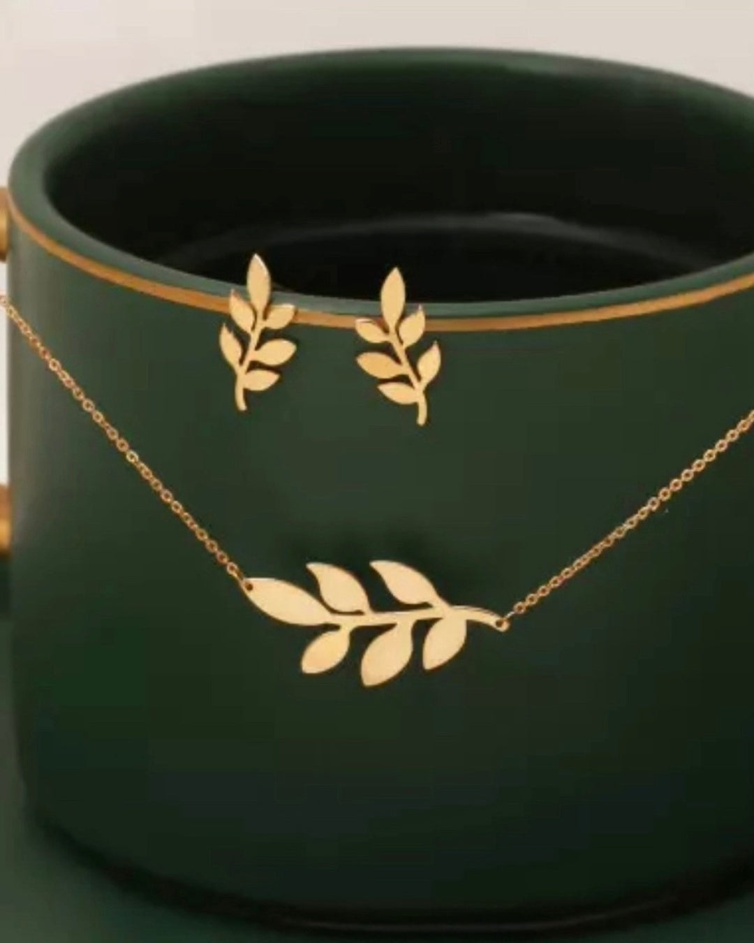 Set-Foto: Ohrringe mit passender Halskette & Armband auf grünem, innen hohlem Lederzylinder