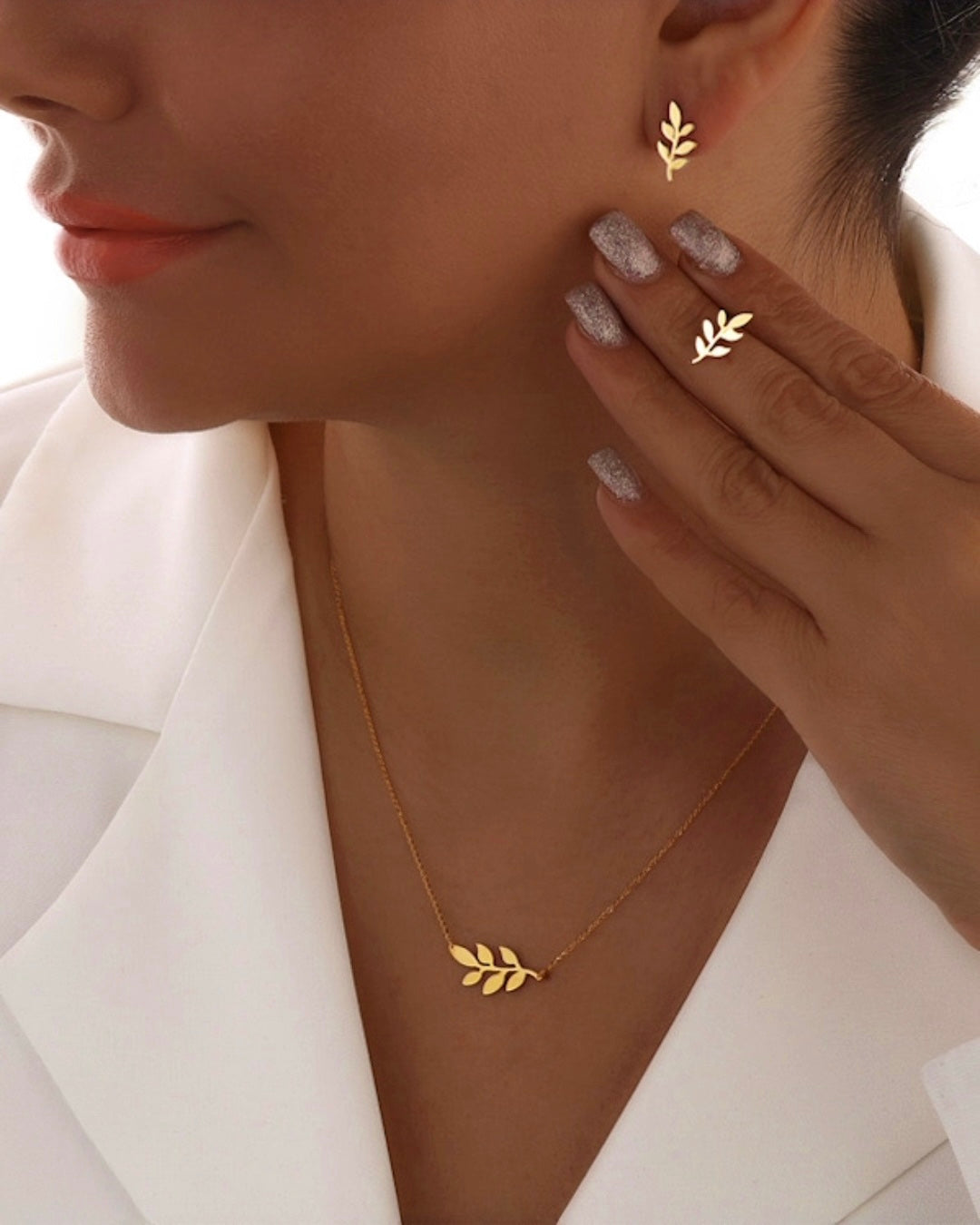 Elegante Ohrstecker aus 18k Gelbgold – Barg-e Asal (Honigblatt). Handgefertigt in filigranem Blattdesign, Symbol für Natürlichkeit und zeitlose Eleganz. Perfekt als luxuriöses Geschenk oder stilvolle Ergänzung zu Ring und Halskette.