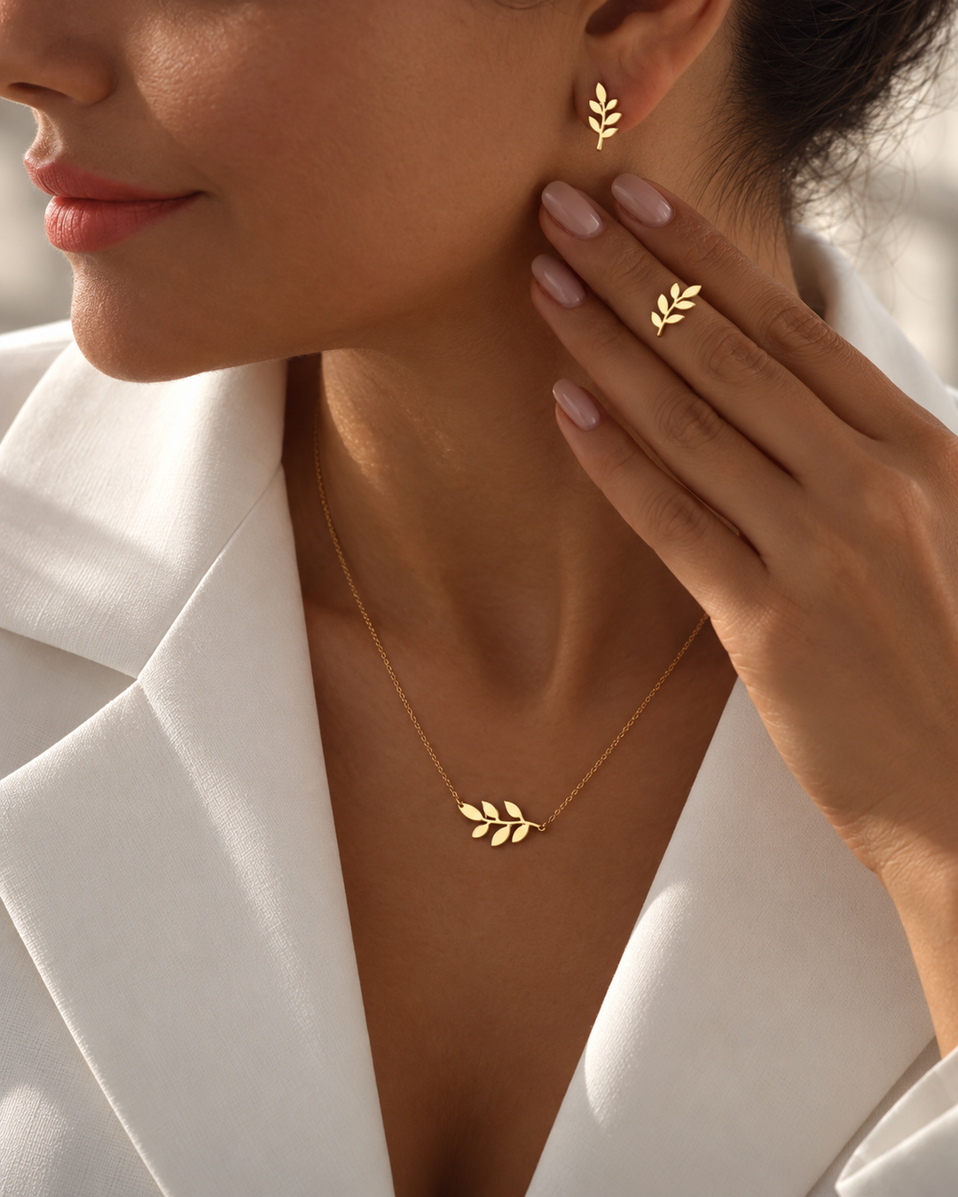 Elegante Ohrstecker aus 18k Gelbgold – Barg-e Asal (Honigblatt). Handgefertigt in filigranem Blattdesign, Symbol für Natürlichkeit und zeitlose Eleganz. Perfekt als luxuriöses Geschenk oder stilvolle Ergänzung zu Ring und Halskette.
