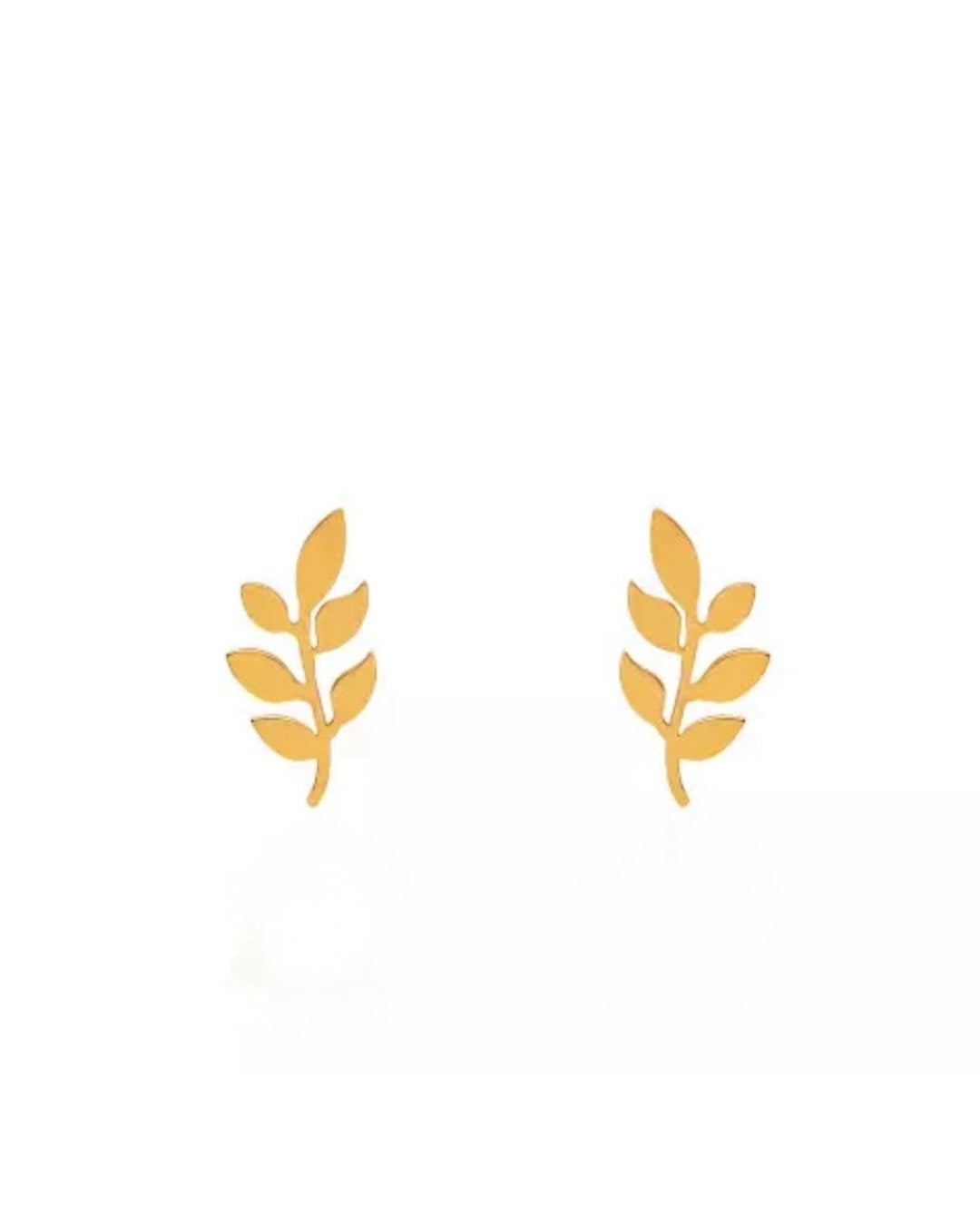 Filigrane Blatt-Ohrstecker aus Gold – Nahaufnahme