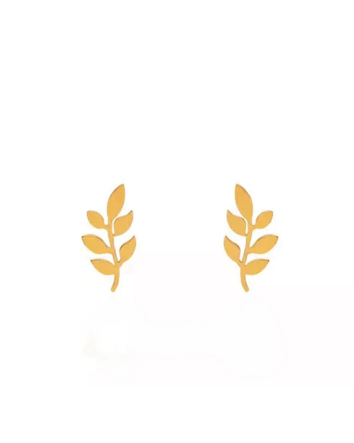 Filigrane Blatt-Ohrstecker aus Gold – Nahaufnahme