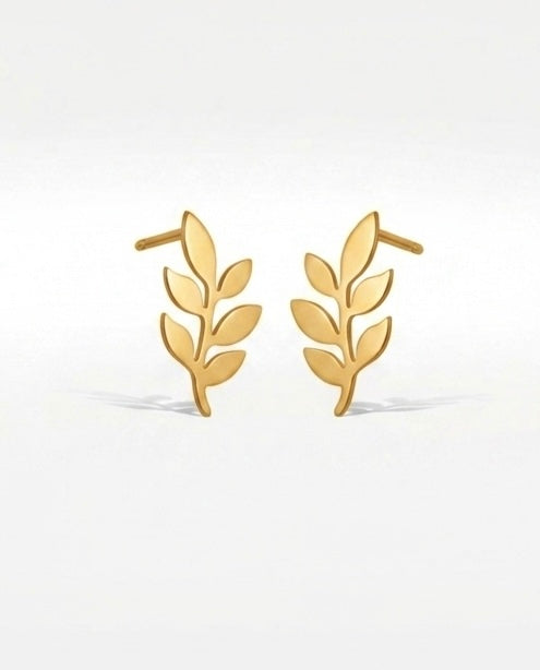 18 Karat Gold-Ohrstecker in filigranem Blätterdesign. Die eleganten Stecker mit mattem Finish erinnern an einen zarten Olivenzweig und vereinen zeitlose Natürlichkeit mit modernem, minimalistischem Schmuckdesign. Ideal für Alltag und besondere Anlässe.