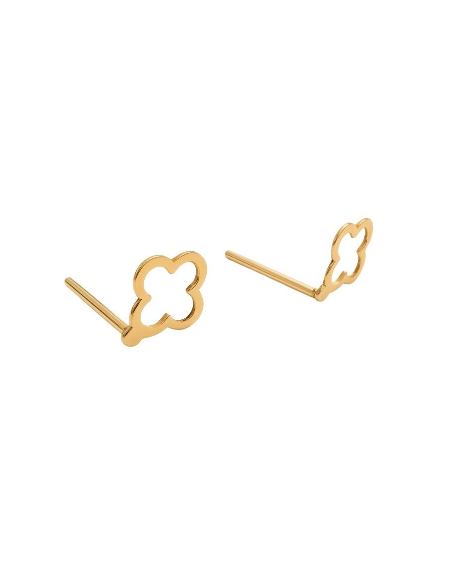 Seitliche Ansicht eleganter Ohrstecker aus 18 Karat Gelbgold mit filigranem, offenem Kleeblatt-Motiv. Hochglanzpolierte Goldohrringe mit klassischem Steckverschluss – zeitloser Damenschmuck für jeden Anlass.
