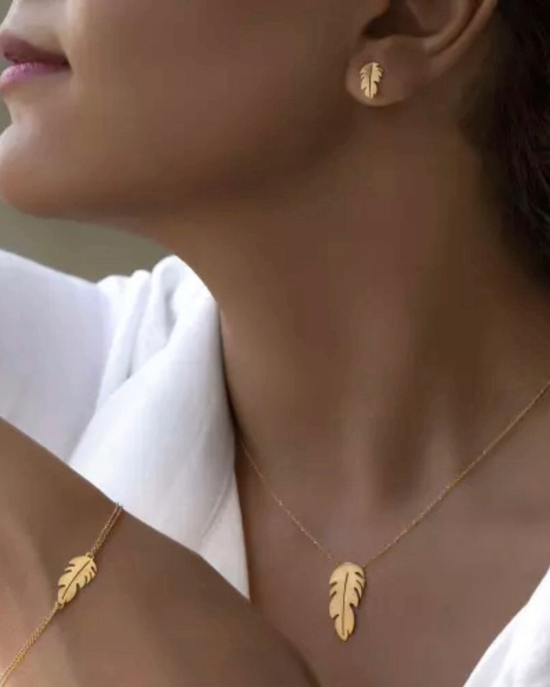 Lifestylebild: Trägerin mit Blatt-Ohrsteckern, Armband & Halskette – Setkombination