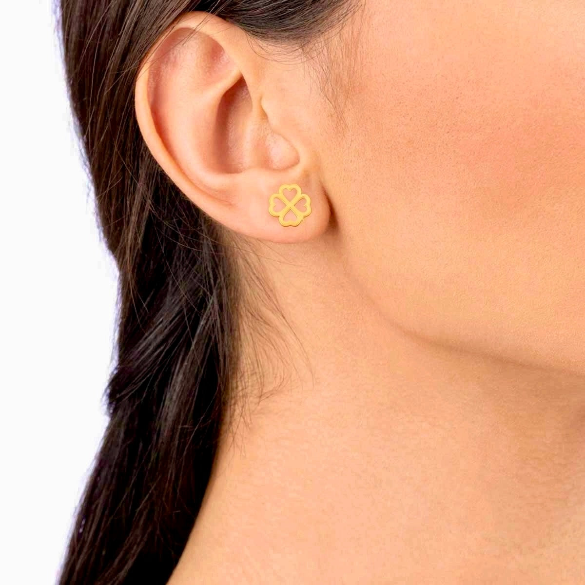 Eleganter Ohrstecker aus 18k Gelbgold in Form von vier verbundenen Herzen – Modell Chahâr Del (Vier Herzen), getragen am Ohr