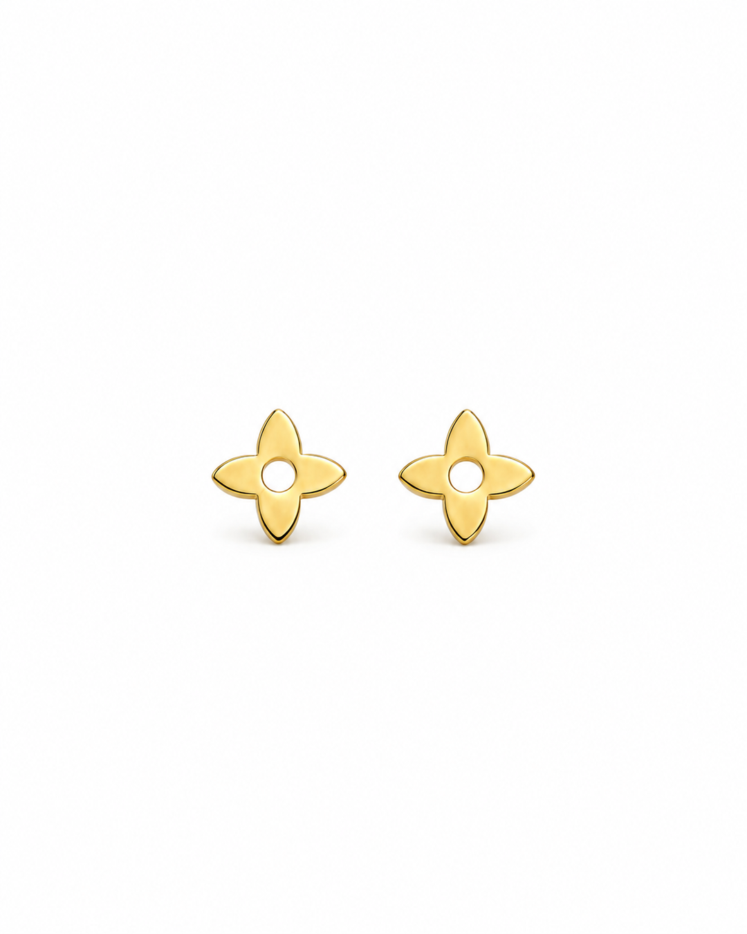 Paar Chahar Barg Ohrstecker aus 18k Gelbgold mit vier symmetrischen Blättern und kreisförmiger Öffnung auf weissem Hintergrund.