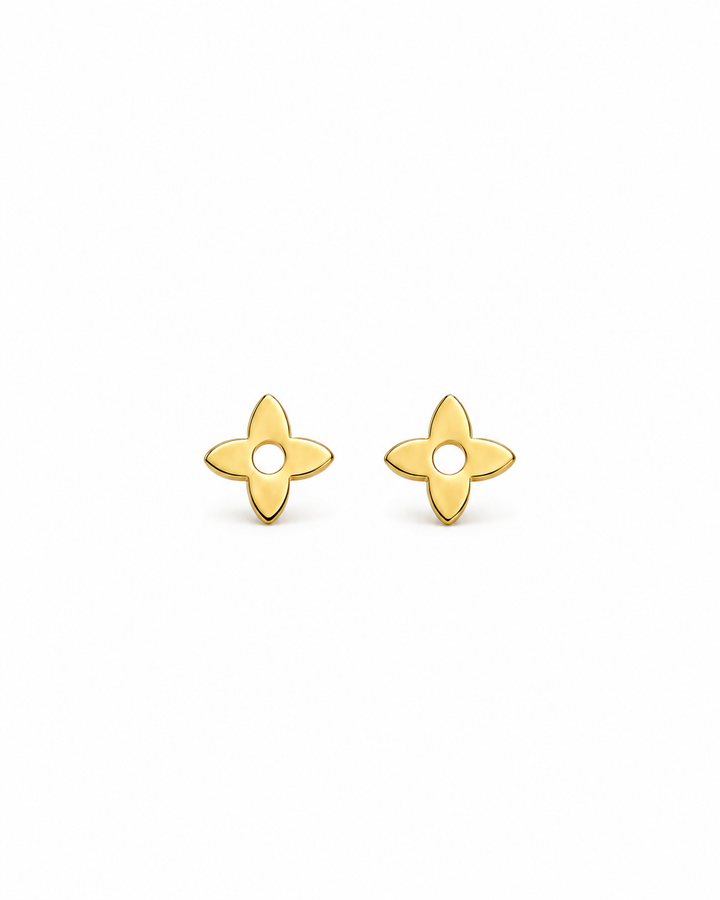 Paar Chahar Barg Ohrstecker aus 18k Gelbgold mit vier symmetrischen Blättern und kreisförmiger Öffnung auf weissem Hintergrund.
