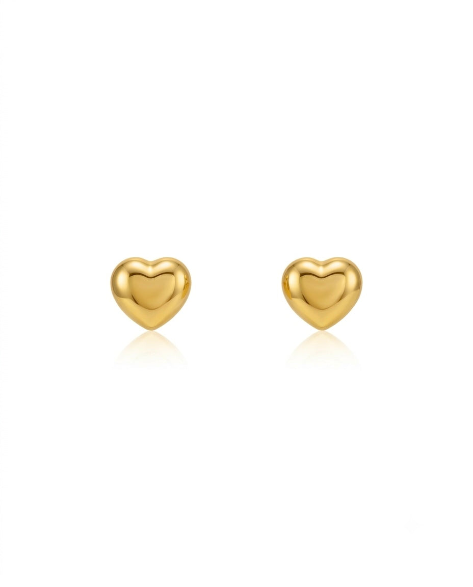 Ohrstecker aus 18k Gelbgold in kleiner Herzform, freigestelltes Produktbild