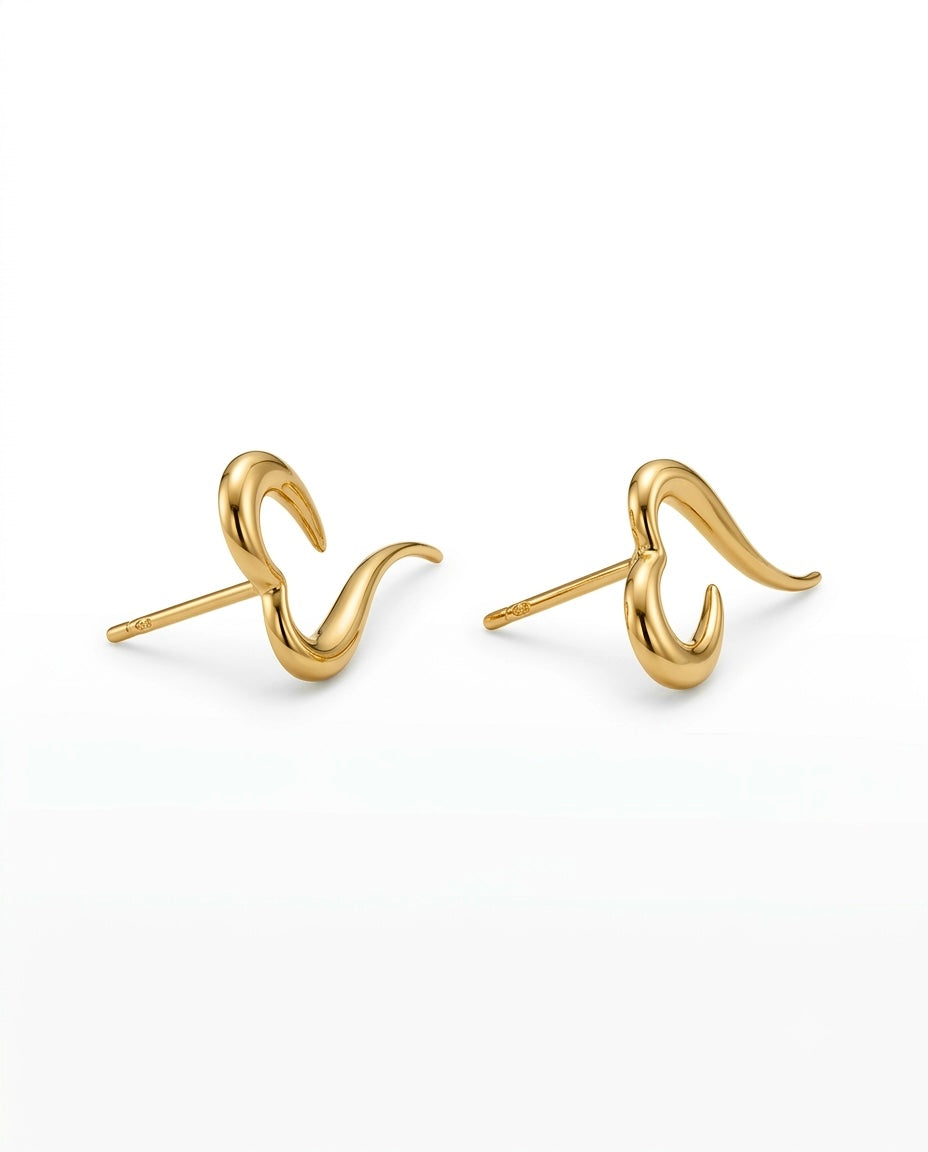 Geschwungene Herz-Ohrstecker aus 18 Karat Gelbgold in eleganter Seitenansicht. Moderne Goldohrringe mit offenem Herzdesign und glänzender Oberfläche – handgefertigter Echtschmuck für Damen mit zeitloser Ausstrahlung.