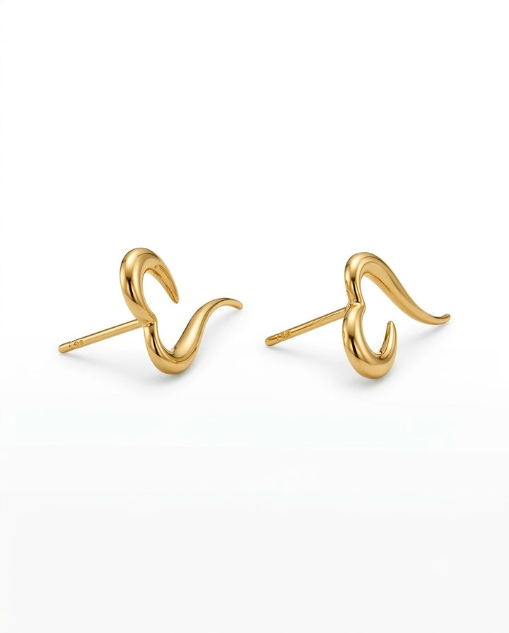 Geschwungene Herz-Ohrstecker aus 18 Karat Gelbgold in eleganter Seitenansicht. Moderne Goldohrringe mit offenem Herzdesign und glänzender Oberfläche – handgefertigter Echtschmuck für Damen mit zeitloser Ausstrahlung.