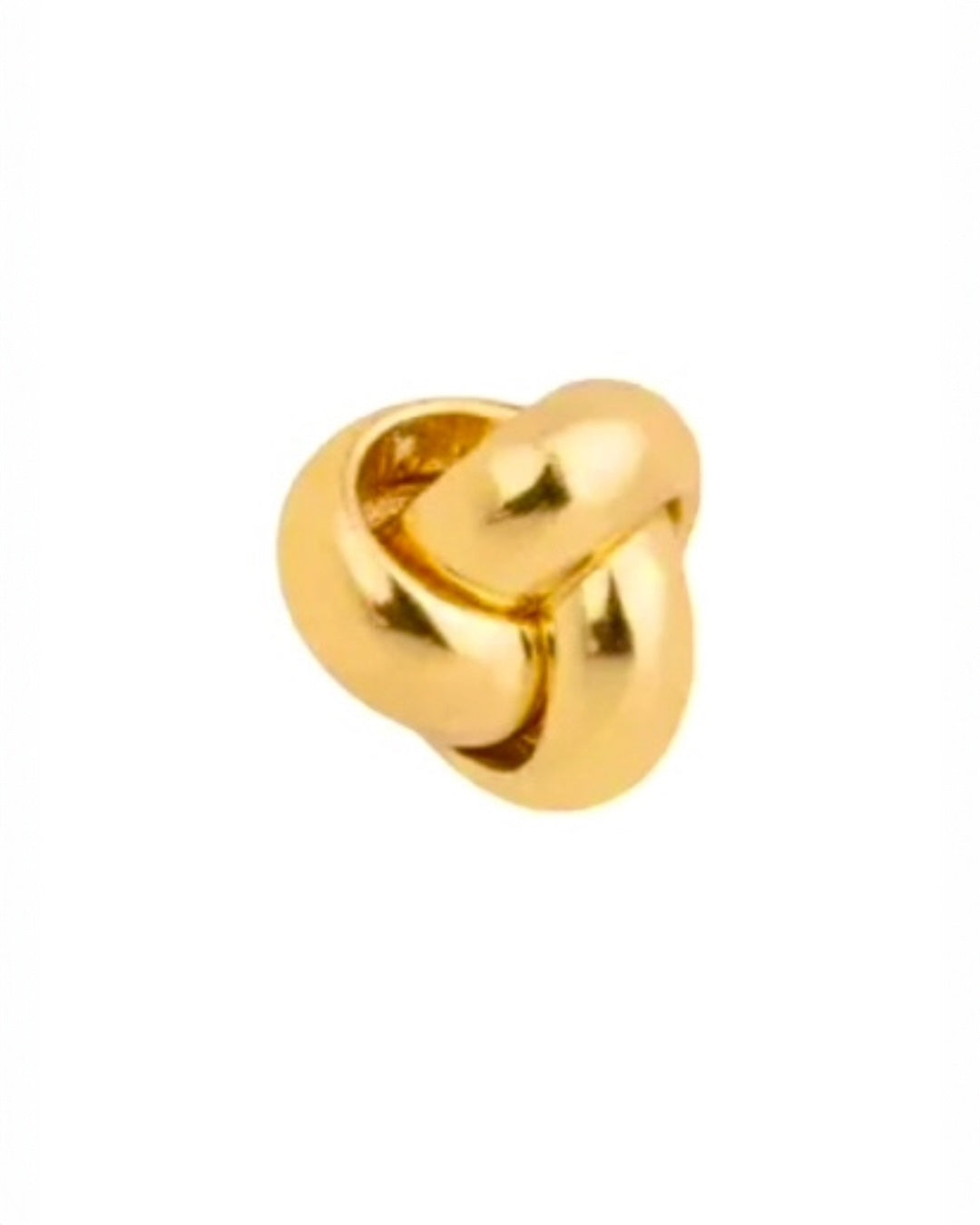 Detailaufnahme eines 18k Gelbgold-Ohrsteckers in Knotenform, weich gerundet und hochglanzpoliert, freigestellt auf hellem Hintergrund