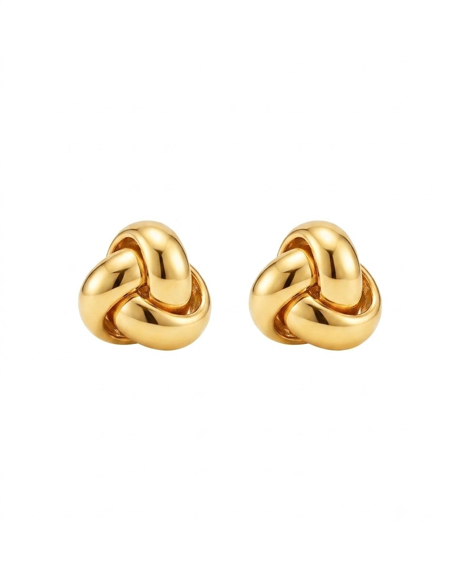 Detailaufnahme eines 18k Gelbgold-Ohrsteckers in Knotenform, weich gerundet und hochglanzpoliert, freigestellt auf hellem Hintergrund