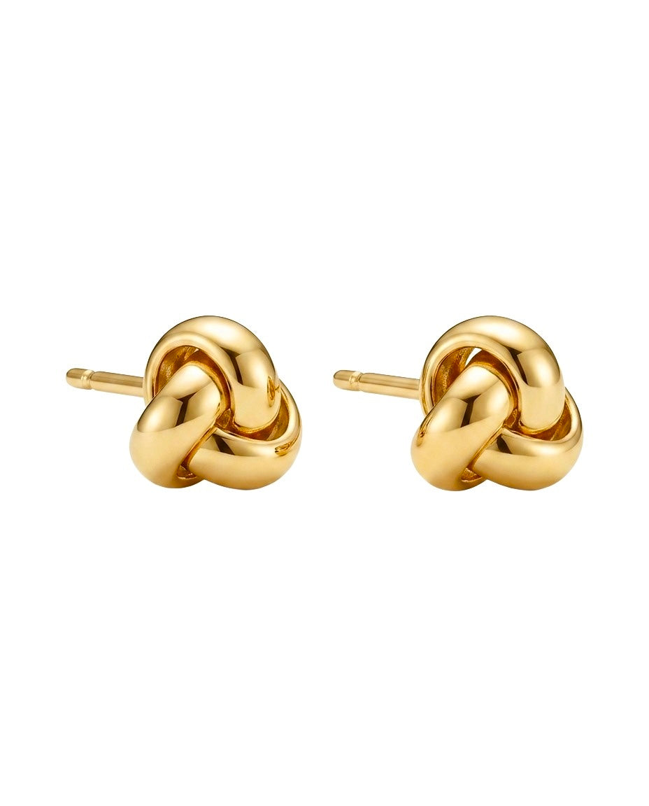 Elegante 18-Karat-Gold-Ohrstecker in moderner Knotenform mit hochglanzpolierter Oberfläche. Die zeitlosen Stecker vereinen drei sanft geschwungene Elemente zu einem stilvollen Knotendesign und verleihen jedem Outfit eine edle, klassische Note.