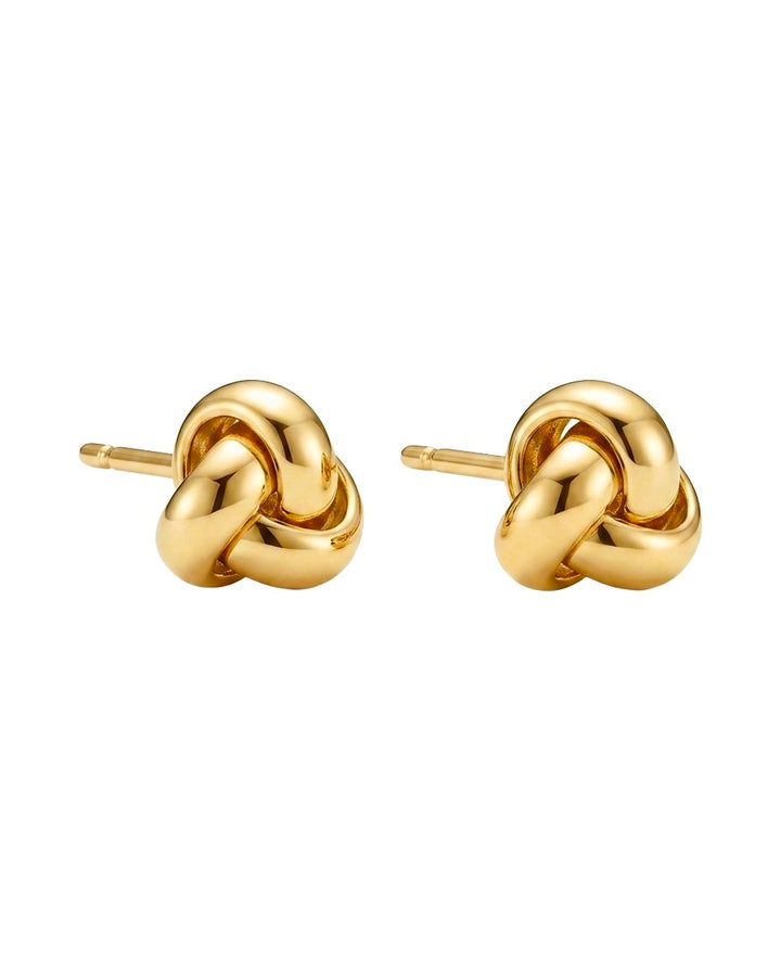 Elegante 18-Karat-Gold-Ohrstecker in moderner Knotenform mit hochglanzpolierter Oberfläche. Die zeitlosen Stecker vereinen drei sanft geschwungene Elemente zu einem stilvollen Knotendesign und verleihen jedem Outfit eine edle, klassische Note.