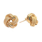 18 Karat Gelbgold-Ohrstecker in kunstvoller Knotenform mit strukturierter und hochglanzpolierter Oberfläche. Eleganter Goldschmuck mit Butterfly-Verschluss, inspiriert von der Symbolik eines unendlichen Knotens für Verbundenheit, Stärke und Beständigkeit.