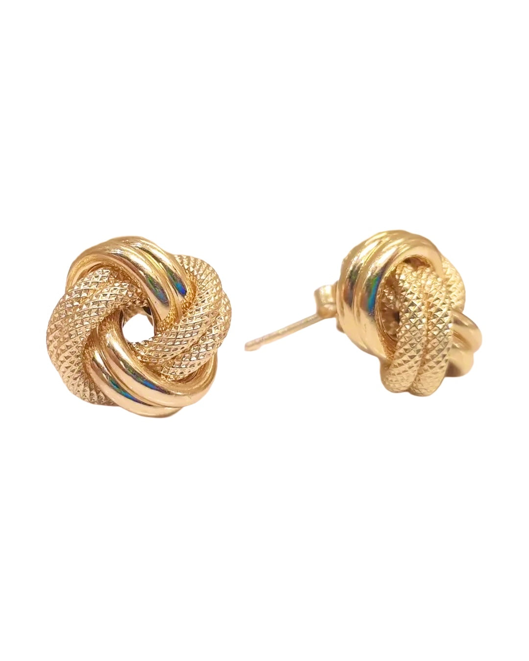 18 Karat Gelbgold-Ohrstecker in kunstvoller Knotenform mit strukturierter und hochglanzpolierter Oberfläche. Eleganter Goldschmuck mit Butterfly-Verschluss, inspiriert von der Symbolik eines unendlichen Knotens für Verbundenheit, Stärke und Beständigkeit.