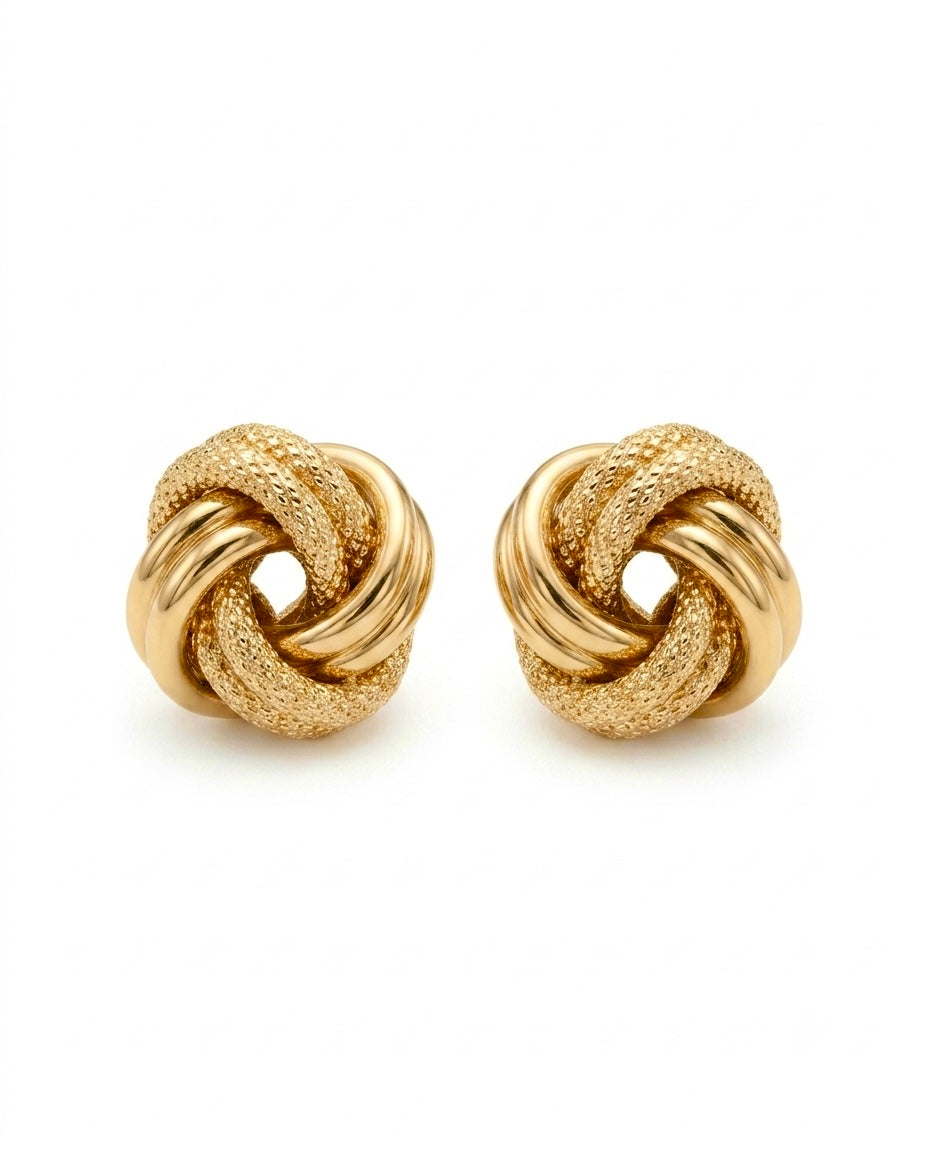 18 Karat Gelbgold-Ohrstecker in kunstvoller Knotenform mit strukturierter und hochglanzpolierter Oberfläche. Eleganter Goldschmuck mit Butterfly-Verschluss, inspiriert von der Symbolik eines unendlichen Knotens für Verbundenheit, Stärke und Beständigkeit.