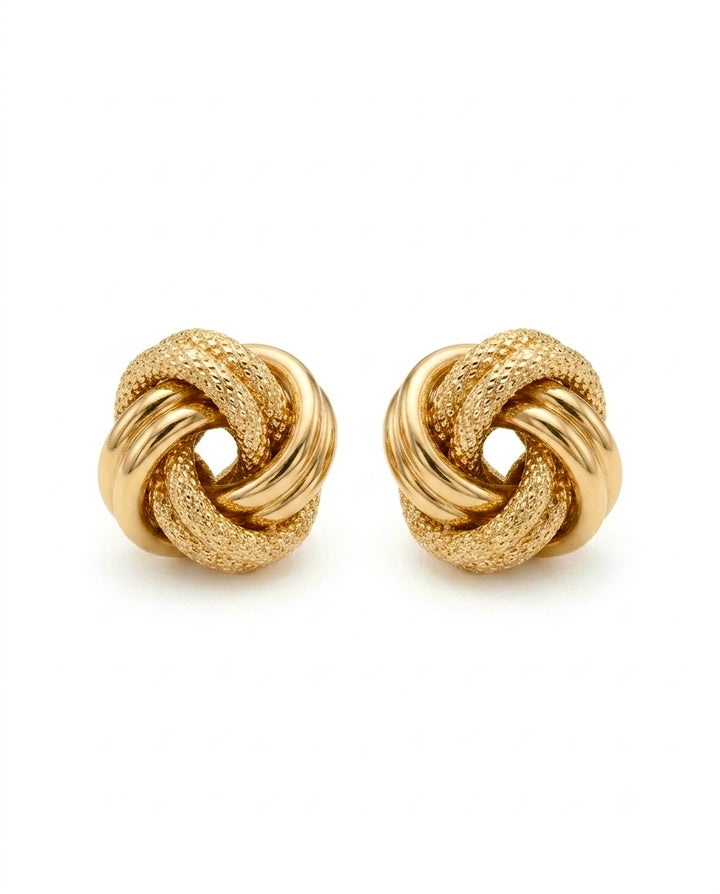 18 Karat Gelbgold-Ohrstecker in kunstvoller Knotenform mit strukturierter und hochglanzpolierter Oberfläche. Eleganter Goldschmuck mit Butterfly-Verschluss, inspiriert von der Symbolik eines unendlichen Knotens für Verbundenheit, Stärke und Beständigkeit.