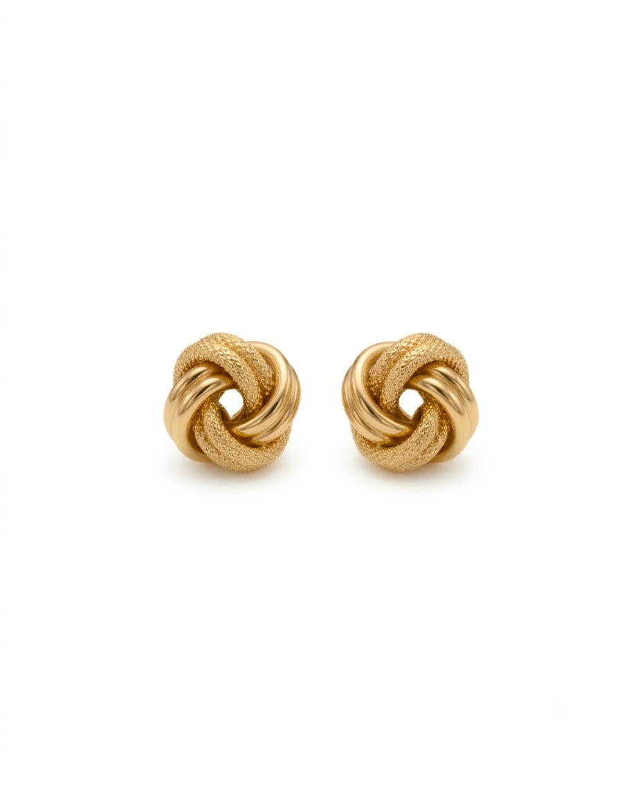 Elegante Ohrstecker aus 18k Gelbgold im Knoten-Design. Handgefertigt, zeitlos und vielseitig kombinierbar.