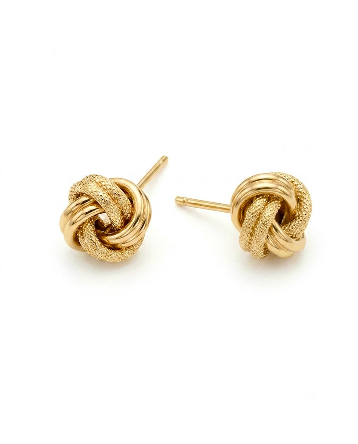 18 Karat Gelbgold Ohrstecker in eleganter Knotenform mit polierter und diamantierter Oberfläche. Zeitlose Damenohrringe aus hochwertigem Gold mit edlem Glanz – stilvoller Schmuck für Alltag, Business und besondere Anlässe.