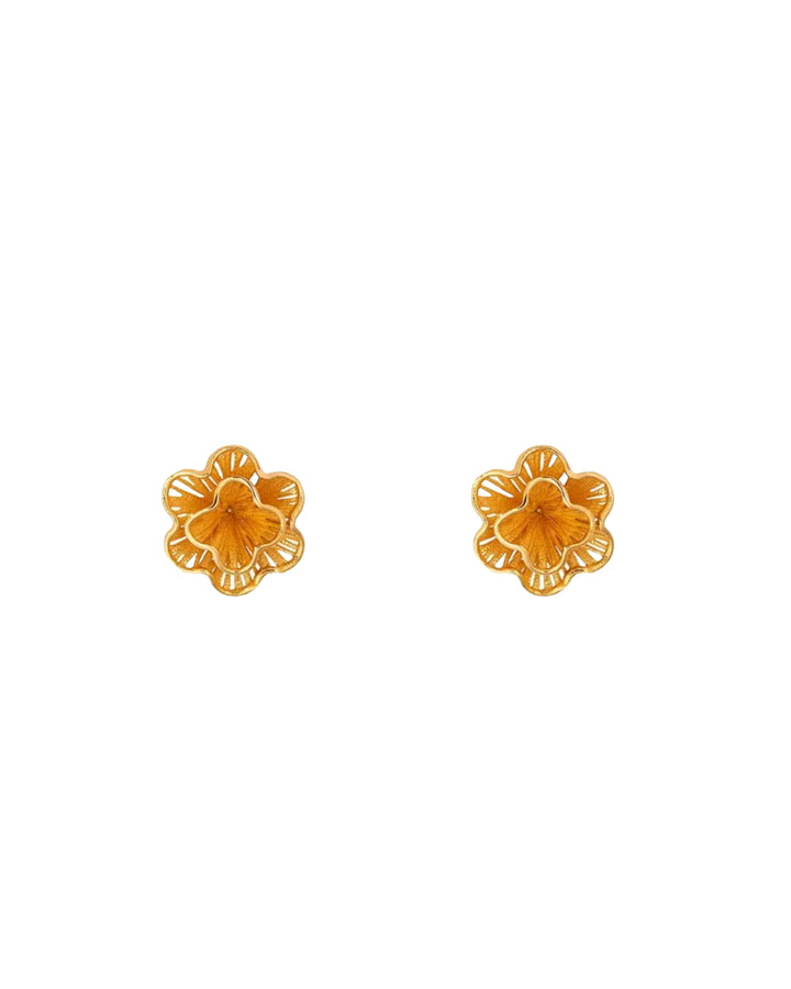 18k Gold-Ohrstecker in Blütenform – freigestelltes Produktbild.