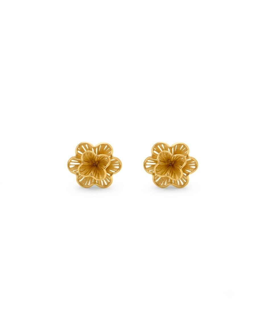 18k Gold-Ohrstecker in Blütenform – freigestelltes Produktbild.