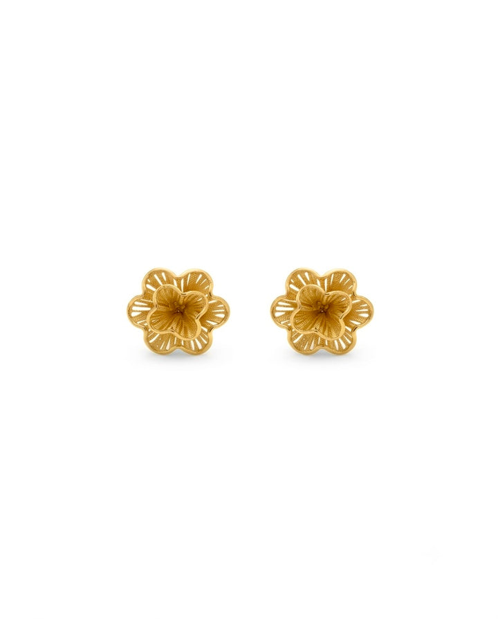 18k Gold-Ohrstecker in Blütenform – freigestelltes Produktbild.