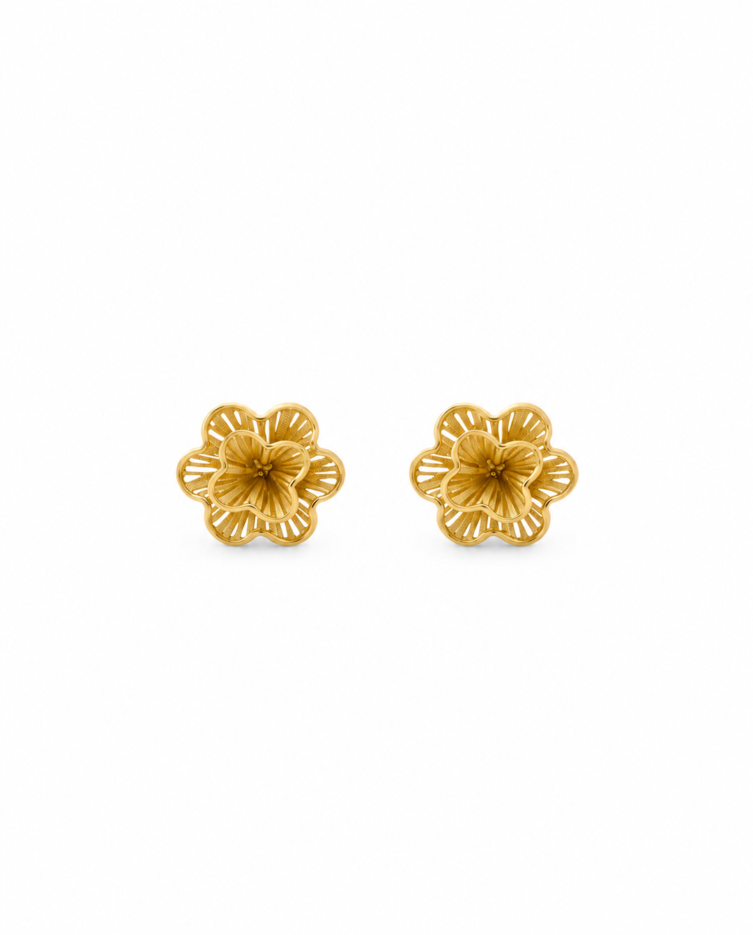 18k Gold-Ohrstecker in Blütenform – freigestelltes Produktbild.
