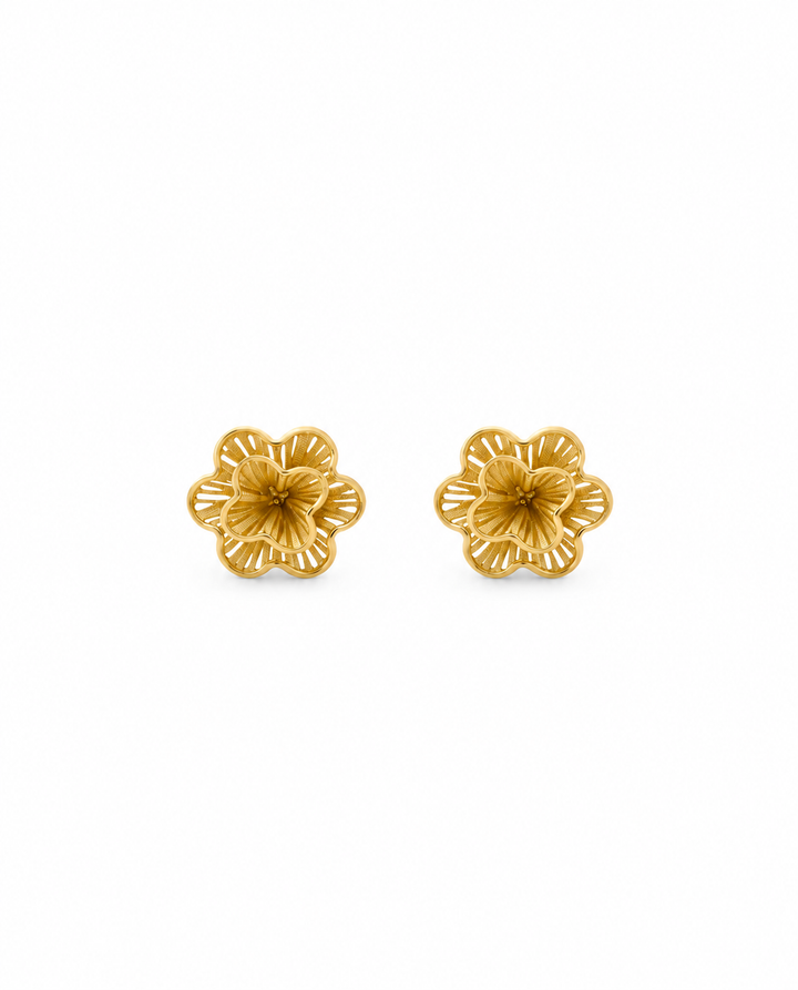 18k Gold-Ohrstecker in Blütenform – freigestelltes Produktbild.