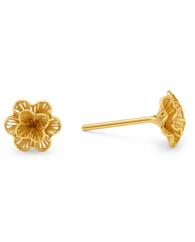 18 Karat Gold-Ohrstecker in filigranem Blütendesign mit durchbrochenen Blütenblättern und strukturierter Oberfläche. Die detailreich gearbeiteten Ohrstecker vereinen persische Handwerkskunst mit zeitloser Eleganz und sind ein stilvoller Begleiter für Alltag und besondere Anlässe.