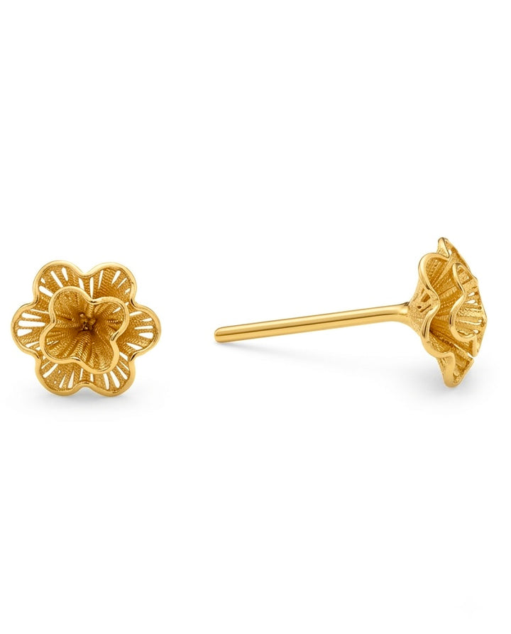 18 Karat Gold-Ohrstecker in filigranem Blütendesign mit durchbrochenen Blütenblättern und strukturierter Oberfläche. Die detailreich gearbeiteten Ohrstecker vereinen persische Handwerkskunst mit zeitloser Eleganz und sind ein stilvoller Begleiter für Alltag und besondere Anlässe.