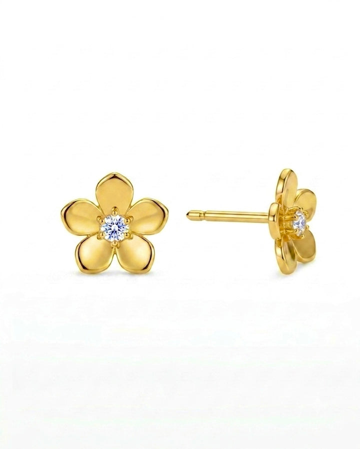 18 Karat Gold Ohrstecker in Blumenform mit funkelndem Zirkonia in der Mitte. Elegante, zeitlose Damenohrringe aus Gelbgold mit floralem Design – hochwertiger Goldschmuck für Alltag und besondere Anlässe.