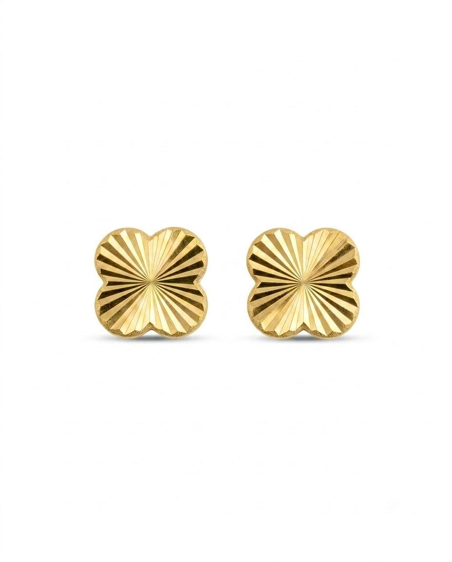 Nahaufnahme von Kleine Ohrstecker aus 18k Gelbgold im 5 × 5 mm Design als Freisteller.