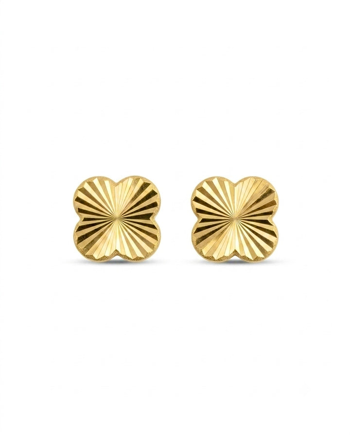 Nahaufnahme von Kleine Ohrstecker aus 18k Gelbgold im 5 × 5 mm Design als Freisteller.