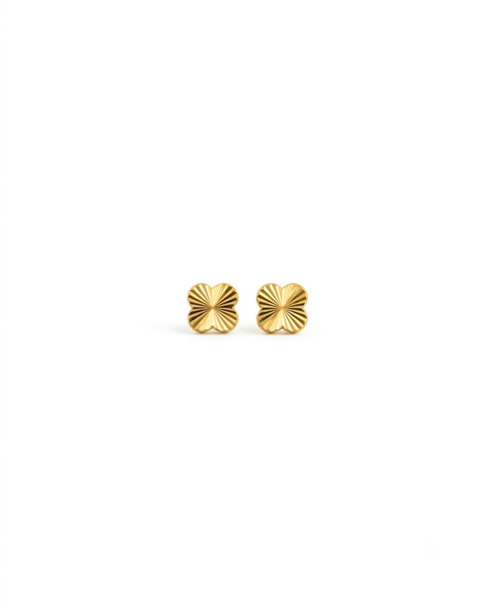 Ohrstecker aus 18k Gelbgold mit diamantiertem Sonnenstrahlmuster auf weißem Hintergrund.