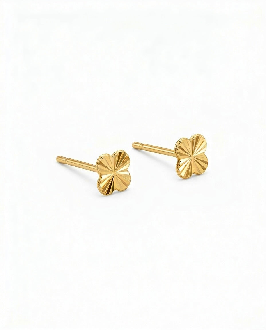 18k Gelbgold Ohrstecker mit Butterfly-Verschluss und diamantierter Oberfläche.