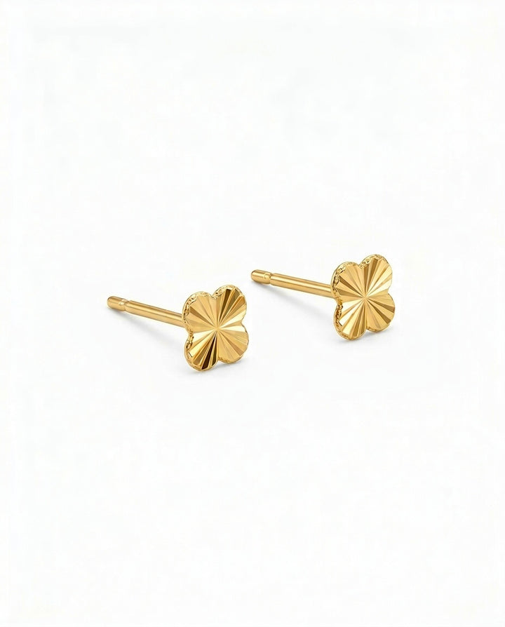 18k Gelbgold Ohrstecker mit Butterfly-Verschluss und diamantierter Oberfläche.