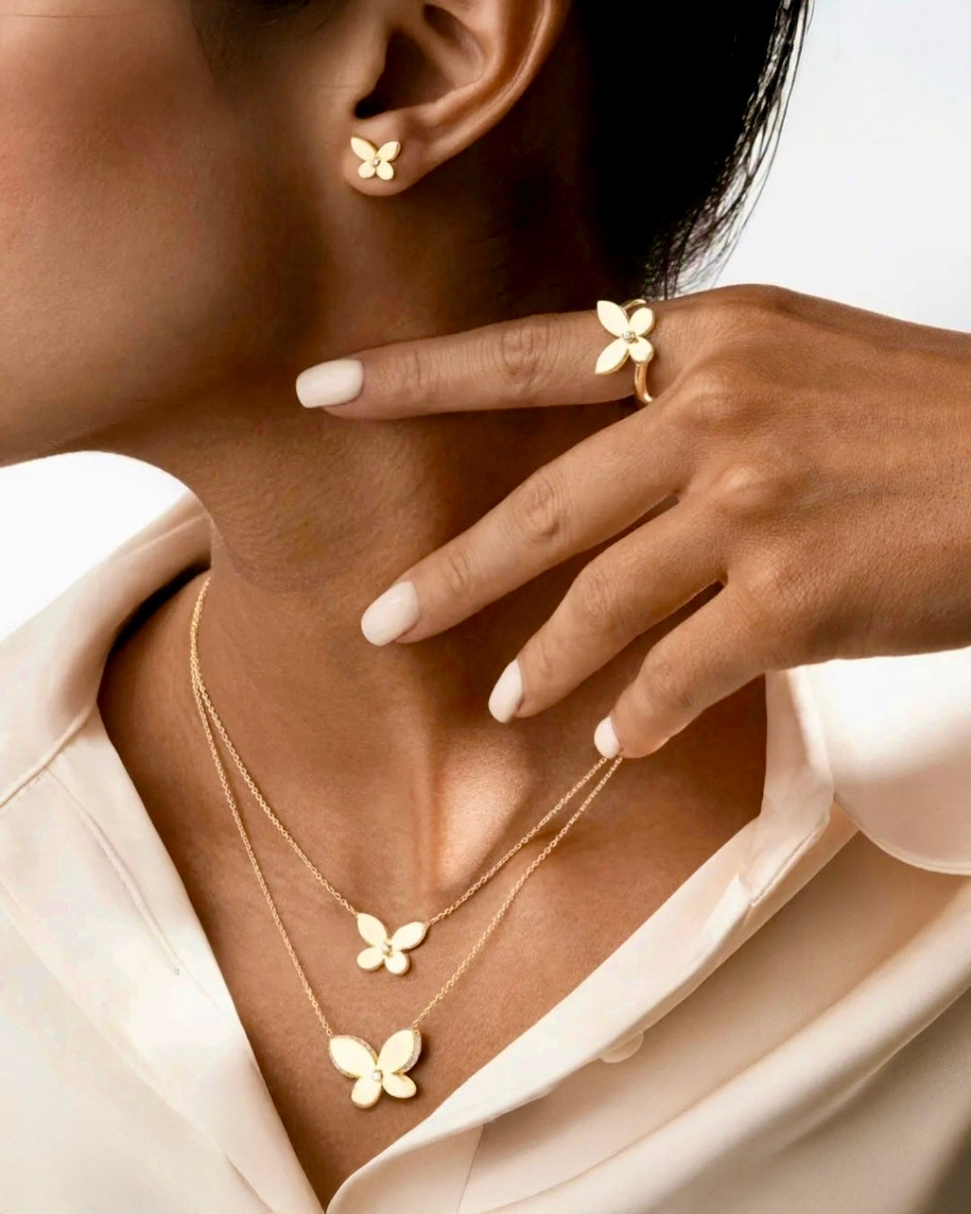 Schmetterlings-Ohrstecker aus 18k Gelbgold, getragen am Ohr, zart und elegant