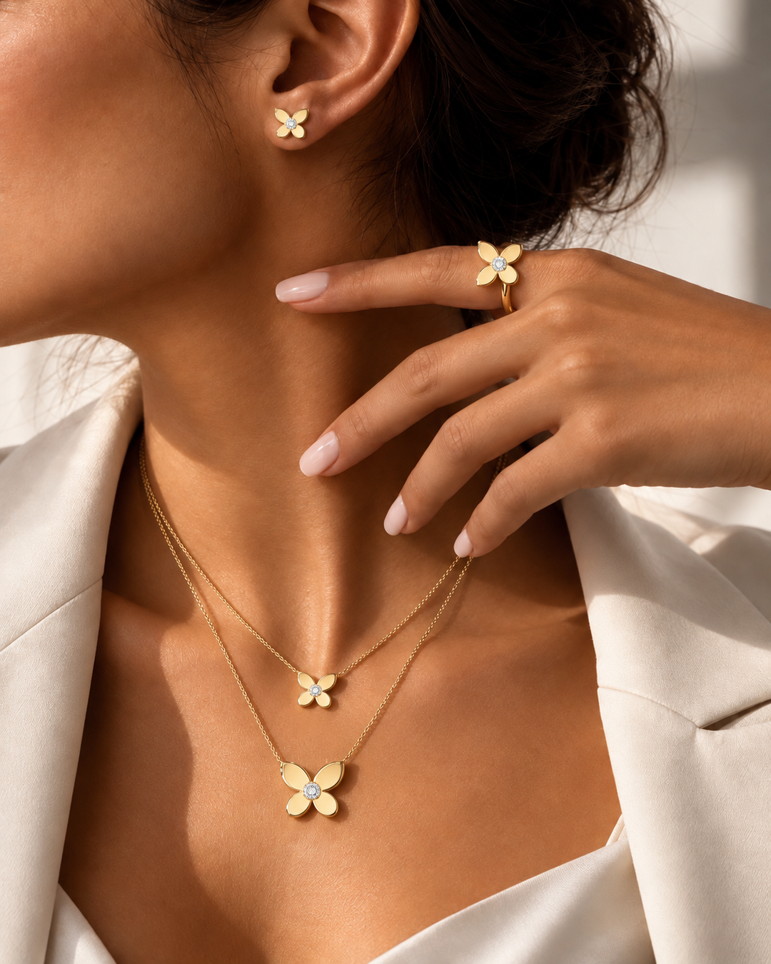 Schmetterlings-Ohrstecker aus 18k Gelbgold, getragen am Ohr, zart und elegant