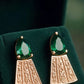 Detailaufnahme von 18k Gold Ohrsteckern mit grünem Zirkonia und persischer Ornamentik
