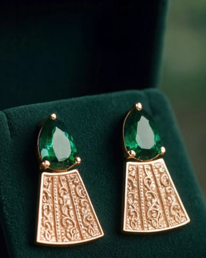 Detailaufnahme von 18k Gold Ohrsteckern mit grünem Turmalin und persischer Ornamentik