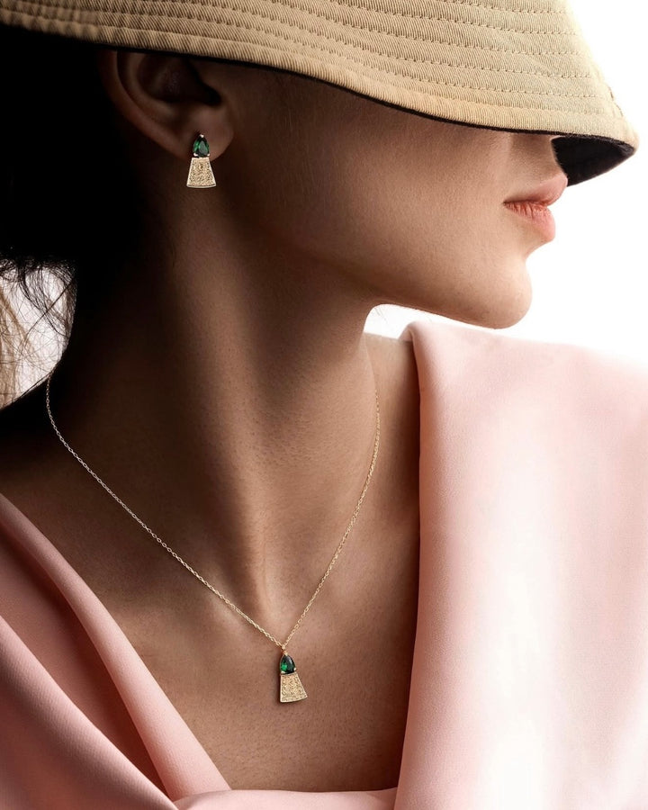 Ohrstecker aus 18k Gold mit tropfenförmigem grünem Turmalin getragen am Ohr